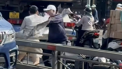 Мужчины с «старыми волосами» конфликтуют с мужчинами с «молодыми волосами» просто потому, что им отказали в пропуске, когда их об этом спросили.