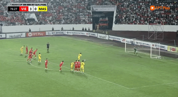Nguyen Xuan Son anotó dos goles en la contundente victoria de la selección nacional de Vietnam sobre Malasia.