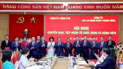 សន្និសីទស្តីពីការផ្ទេរ និងការទទួលយកអង្គការបក្ស និងសមាជិកបក្សនៃគណៈកម្មាធិការបក្សចំនួន ៥ រូប។