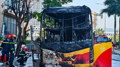 У центрі Нячанга загорівся пасажирський автобус.