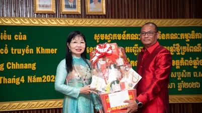 Mevrouw Tran Thi Thanh Huong, vice-secretaris van het provinciale partijcomité en voorzitter van het Vietnamese Vaderlands Frontcomité van de provincie An Giang, bracht nieuwjaarsgroeten over aan Chol Chnam Thmay in de provincie Kampong Chhnang.