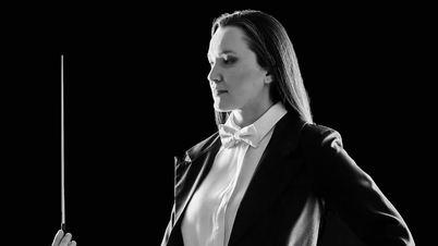 Maďarský dirigent vede Mládežnický orchestr při oslavách 70. výročí Hudební konzervatoře v Ho Či Minově městě.