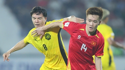 Hoang Duc suffered from overuse after the Vietnamese national team's victory over Malaysia, temporarily restricting knee joint activity.