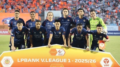 Hanoi Polis Futbol Kulübü bir dizi ödül aldı, Alan ve Van Hau güçlü bir izlenim bıraktı.