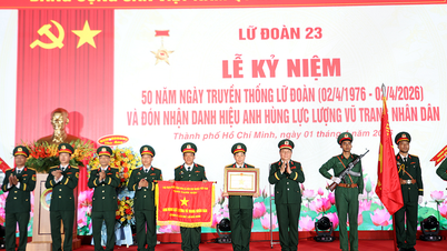 General Nguyen Trong Nghia, 23. Muhabere Tugayı adına Halk Silahlı Kuvvetleri Kahramanı unvanını almak üzere düzenlenen törene katıldı.
