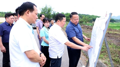 Președintele Comitetului Popular Provincial, Phan Huy Ngoc: Investițiile în dezvoltarea industrială promovează creșterea economică și creează locuri de muncă pentru lucrătorii locali.