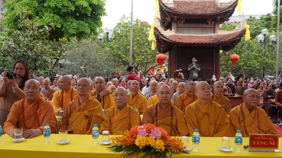 Upacara peringatan untuk pendiri dan peringatan 300 tahun Pagoda Lien Phai.