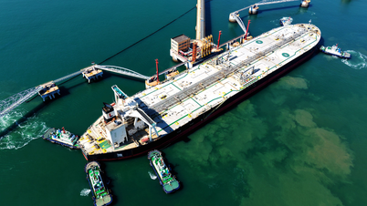 How is China accelerating its oil stockpiling?