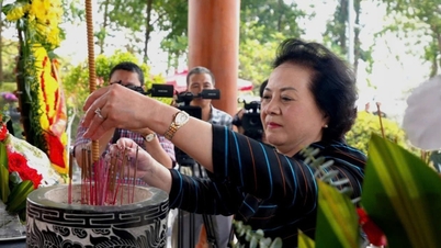 A vice-primeira-ministra Pham Thi Thanh Tra presta homenagem aos mártires em diversos locais históricos em Quang Tri.