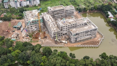 Hanoi'de yaklaşık 70.000 sakini olan bir mahalledeki yeni devlet lisesine daha yakından bir bakış.
