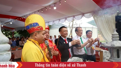 Offering incense to commemorate Emperor Ho Quy Ly