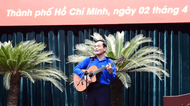 El videoclip muestra al secretario del Partido en Ciudad Ho Chi Minh, Tran Luu Quang, tocando la guitarra y cantando para 600 funcionarios de la Unión Juvenil.