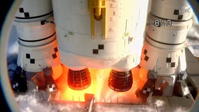 Videoda NASA'nın 54 yıl sonra insanlı bir uzay aracını Ay'a başarıyla fırlattığı görülüyor.
