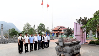 প্রাদেশিক পরিদর্শক দপ্তরের প্রতিনিধিদল কমরেড নগুয়েন লুয়ং ব্যাং-এর ১২২তম জন্মবার্ষিকী স্মরণে ধূপ প্রজ্জ্বলন করেন।