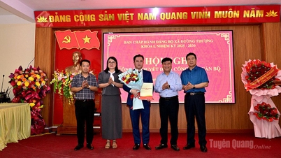 Duong Thuong komünündeki personel kararlarının duyurulması.