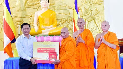 Provincial Party Secretary Tran Van Lau visits and extends congratulations to Chol Chnam Thmay in 2026.