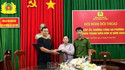 The police in Bac Cam Ranh ward assisted residents in returning over 20 million VND to the person who lost it.