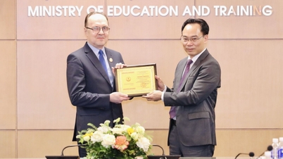 Duta Besar Rusia untuk Vietnam menerima medali peringatan "Untuk Pencapaian Pendidikan".
