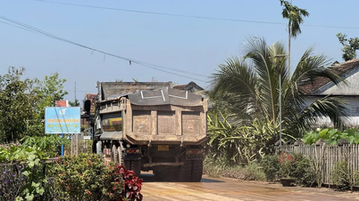 Quang Ngai : Les habitants souffrent de la pollution environnementale causée par les camions transportant de la terre.