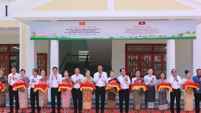 Da Nang city leaders attend the inauguration of the Friendship Primary and Secondary School in Salavan province (Laos).
