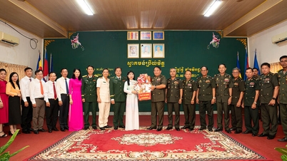 សមមិត្ត ត្រាន់ ធី ថាញ់ហឿង ផ្ញើសារជូនពរឆ្នាំថ្មីជូនចំពោះទិវាចូលឆ្នាំថ្មី នៅទីបញ្ជាការយោធភូមិភាគទី៣ - កងទ័ពភូមិន្ទកម្ពុជា។