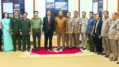 លោក លេ វ៉ាន់ភឿក អនុប្រធានគណៈកម្មាធិការប្រជាជនខេត្តអានយ៉ាង បានអញ្ជើញទៅសួរសុខទុក្ខ និងជូនពរឆ្នាំថ្មីដល់បងប្អូនជនរួមជាតិខេត្តកំពត។