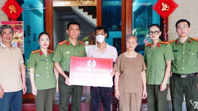 Donated 30 million VND to support a commune police officer suffering from a serious illness.