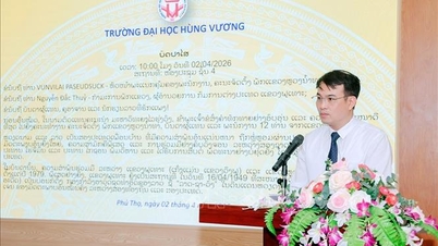 Laotiaanse functionarissen ontvangen voor een kortdurende cursus Vietnamese taal in Phu Tho.