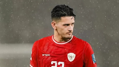 Four Indonesian players playing in the Netherlands have been temporarily suspended from playing due to a 'passport scandal'.