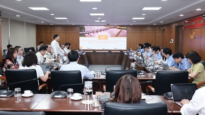 Amélioration de la qualité des services postaux KT1 : La Poste vietnamienne et le Département central des postes renforcent leur coordination globale.