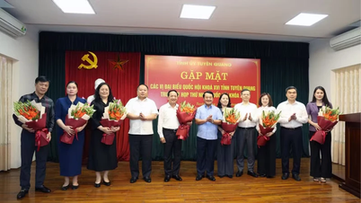 16. Ulusal Meclis'in ilk oturumundan önce Tuyen Quang eyaletinden gelen Ulusal Meclis delegeleriyle bir araya geldik.