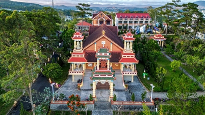 ព្រះវិហារនេះមានរូបរាងដូចប្រាសាទដ៏ពិសេសមួយ មិនដូចព្រះវិហារដទៃទៀតនៅដាឡាតទេ។