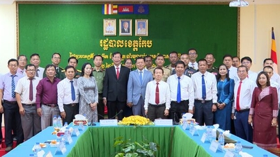 Místopředseda provinčního lidového výboru An Giang Le Van Phuoc navštívil a blahopřál k novému roku obyvatelům Chol Chnam Thmay v provincii Kep.