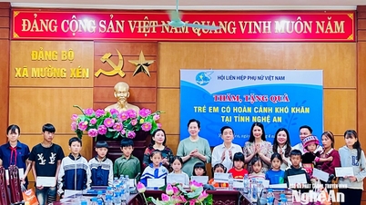 The Central Committee of the Vietnam Women's Union presents gifts to disadvantaged children in Muong Xen border commune.