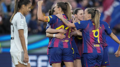 Cuartos de final de la Liga de Campeones Femenina: el Barcelona golea a su rival, el Real Madrid, por 6-0.