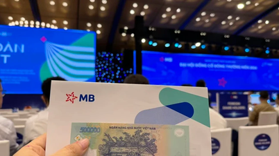 El banco "entrega 500.000 VND a los accionistas" y anuncia su plan para 2026: el capital social supera los 100 billones de VND, con el objetivo de alcanzar un récord de 2 billones de VND en activos.