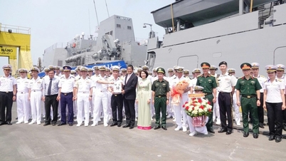 Japanese frigate Asahi pays a friendly visit to Da Nang.