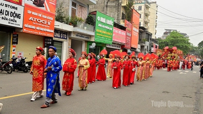The procession carrying the Mother Goddess's statue from the Lower Temple to the Upper Temple, the Y La Temple.