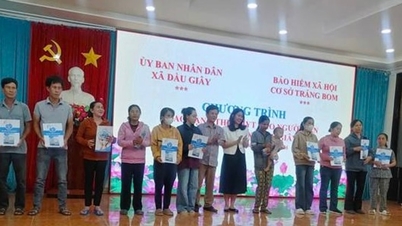 Trang Bom distrikts sosialtrygdkontor, Dong Nai-provinsen: Donasjoner av helsetrygdkort til mennesker i vanskelige omstendigheter.