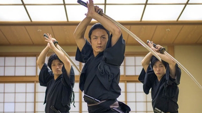 Mengapa orang Jepang memegang pedang dengan kedua tangan?