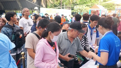 אנשים נהרו לפסטיבל בהו צ'י מין סיטי כדי לחפש חבילות תיור מוזלות לחג ה-30 באפריל.