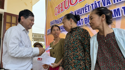 De vicevoorzitter van de Vietnamese journalistenvereniging bezoekt de gemeente Cam Lo en overhandigt er geschenken.