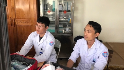Quang Ninh wysyła stały zespół ratownictwa medycznego do zatoki Ha Long.
