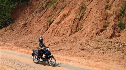Quang Ngai: Dangerous landslide site on Highway 74 awaits funding for urgent repairs.
