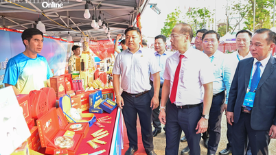 Los líderes de la provincia de Khanh Hoa visitan los stands de las empresas provinciales en la Feria de Comercio y Turismo Vietnam-Laos 2026.