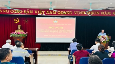 Van Mieu - Quoc Tu Giam Ward promeut le rôle de surveillance du peuple.