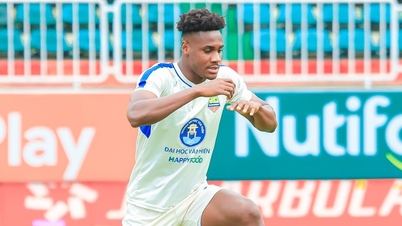 The 1.88m tall foreign player couldn't help Van Hien University Club secure 3 points.