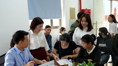 Hundreds of unemployed workers participated in a job fair at a company.