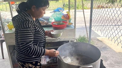 Discover the famous banh canh (rice noodle soup) restaurants in Tri Ton commune.