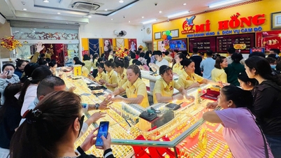 Gold prices remain high, experts warn of risks in short-term investment.